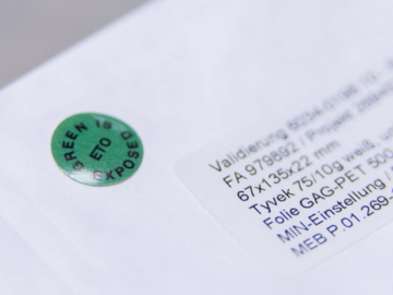 Image of a sealed blister with a view of an EO indicator and parts of a label. 